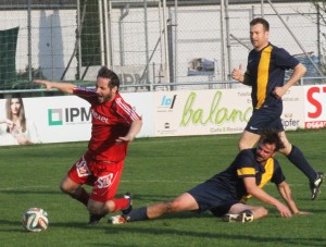 Afrim DSG Thalheim wird im Strafraum gefoult Foto H Erhardt