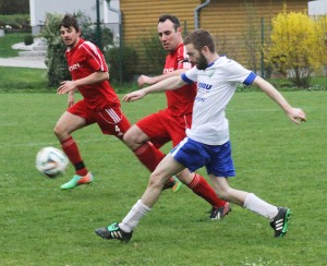 Klaus Gramberger DSG Thalheim rechts führt in der DSG Liga in der Torschützenliste  Foto H Erhardt