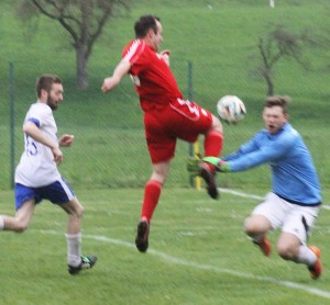 Klaus Gramberger DSG Thalheim wird am Fuß gehalten Foto H Erhardt