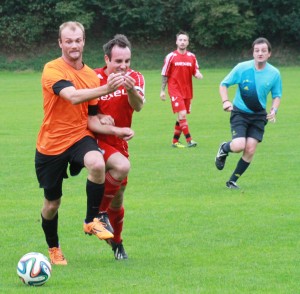 Klaus Gramberger DSG Thalheim wird gefoult  Foto H Erhardt