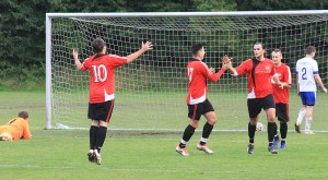 Georg Gottinger zweiter v rechts erzielte 2 Tore für  DSG Thalheim bei Wels Foto  Erhardt