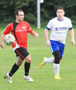 Klaus Gramberger Kapitän  DSG Thalheim bei Wels links Foto  Erhardt